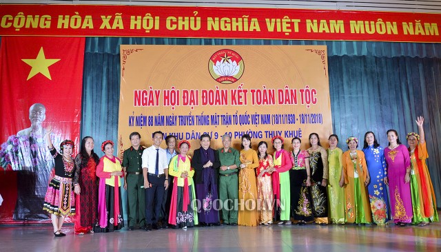 PHÓ CHỦ TỊCH THƯỜNG TRỰC QUỐC HỘI TÒNG THỊ PHÓNG DỰ NGÀY HỘI ĐẠI ĐOÀN KẾT TẠI PHƯỜNG THỤY KHUÊ